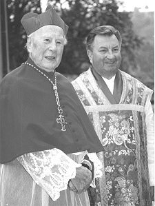 Kardinal König und P. Paulus bei der Altarweihe